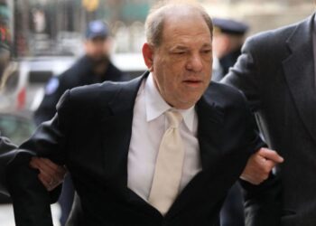 El magnate del cine en desgracia Harvey Weinstein agredió a una mujer en el hotel Savoy de Londres, dice la demanda