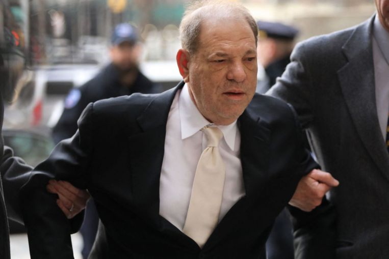 El magnate del cine en desgracia Harvey Weinstein agredió a una mujer en el hotel Savoy de Londres, dice la demanda