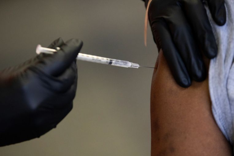 Expertos de la OMS ofrecen vacuna adicional Covid-19 para personas con sistemas inmunológicos más débiles