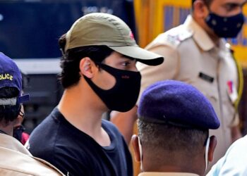 Hijo de la estrella de Bollywood Shah Rukh Khan detenido en investigación por drogas