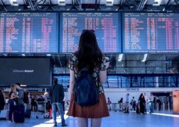 chica en aeropuerto