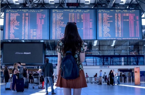 chica en aeropuerto