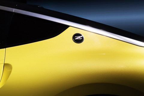 Insignia lateral del Nissan Z Proto