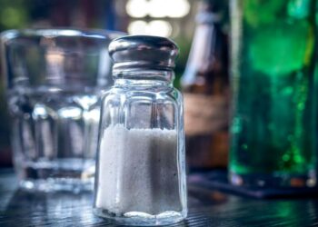 Eliminar incluso un poco de sal puede tener grandes beneficios para la salud.