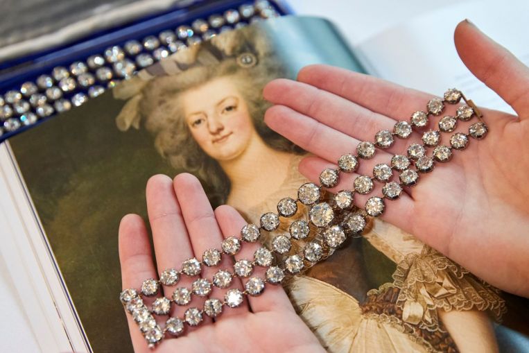Las pulseras de diamantes de María Antonieta alcanzan los $ 8 millones en una subasta