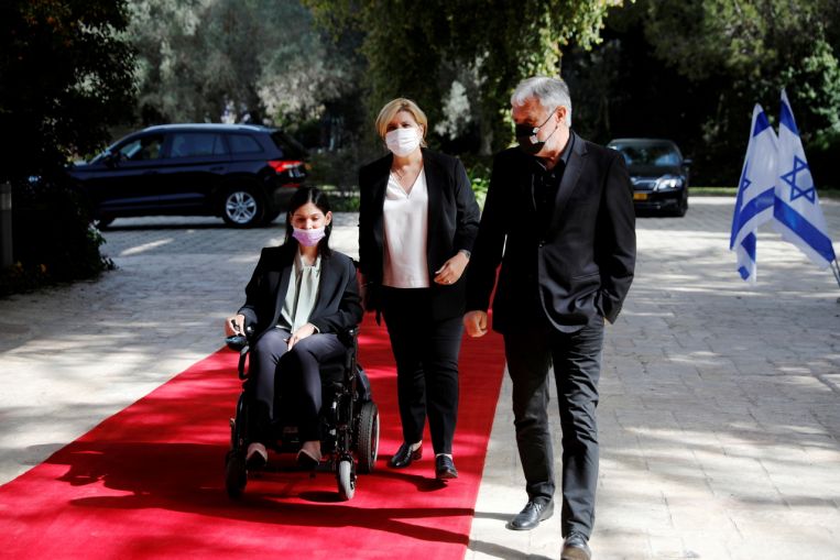 Ministro israelí se une a la COP26 tras el fiasco de la silla de ruedas