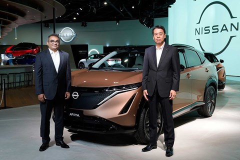 Ashwani Gupta (izquierda) al lado del Nissan Ariya