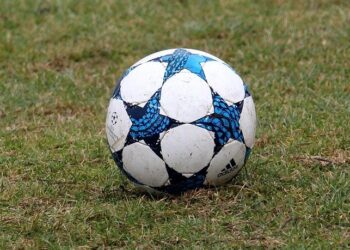 balon de futbol en campo