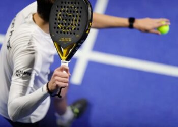 Hombre jugando al padel