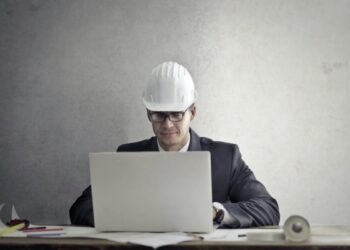 arquitecto con casco y portatil