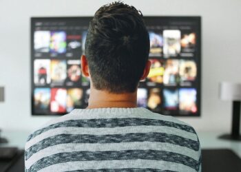 persona viendo tv