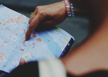 señalando en el mapa