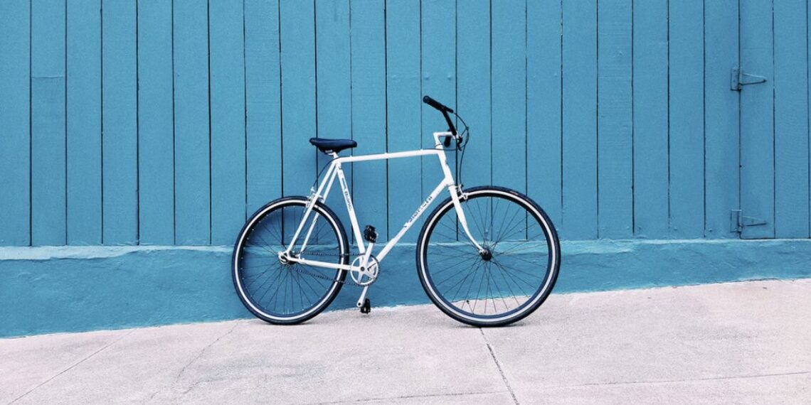 bicicleta fondo azul