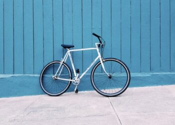 bicicleta fondo azul