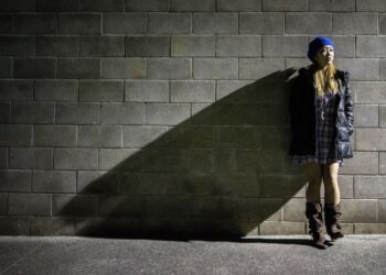chica a la moda en pared