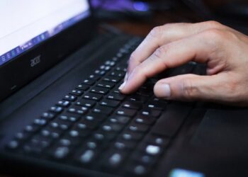 trabajando desde el portatil