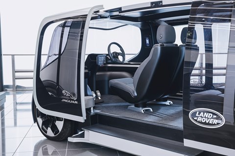 Interior de Jaguar Land Rover Project Vector: ¡la cápsula sin conductor tiene volante!