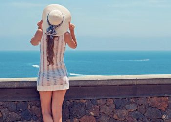 chica mirando horizonte