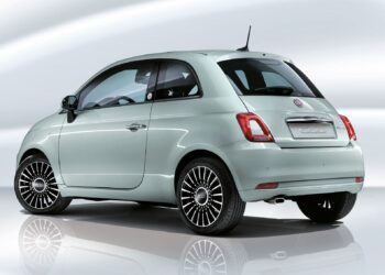 Fiat 500 Mild Hybrid con un precio inferior a £ 13k, aquí en febrero de 2020
