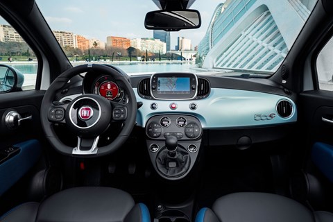Interior híbrido Fiat 500