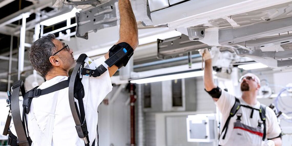 Trabajadores de Audi usan exoesqueletos para construir autos