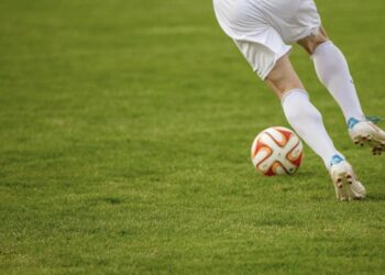 jugando futbol