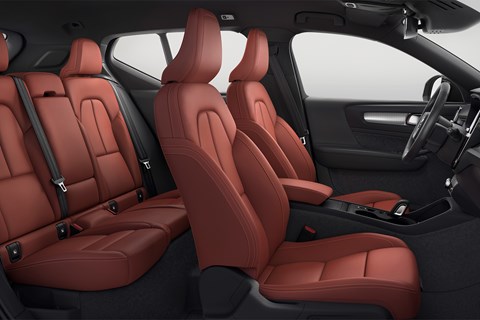 Cabina Volvo XC40 con tapicería de cuero rojo
