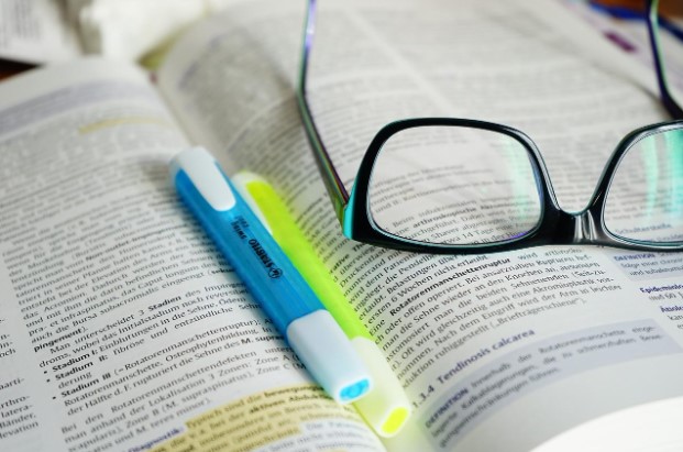 Libro con gafas y subrayadores