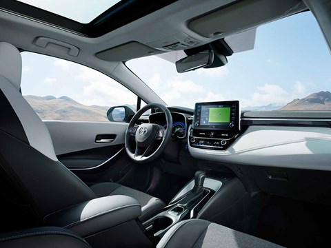 Toyota Corolla Touring Sports interior y cabina: más un espacioso baúl de 598 litros