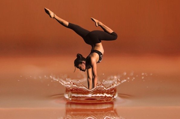 Mujer haciendo yoga sobre agua