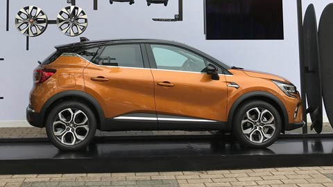 Renault Captur mk2 en el Salón del Automóvil de Frankfurt 2019 - vista lateral de cerca, naranja