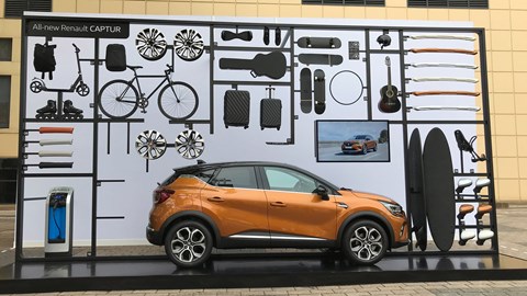 Renault Captur mk2 en el Salón del Automóvil de Frankfurt 2019 - vista lateral, naranja
