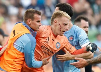 Partido de fútbol australiano abandonado después de que el portero fuera atacado brutalmente por fanáticos que invadieron el campo
