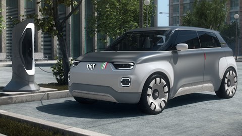 Fiat CentoVenti Concept - conectado a un punto de recarga