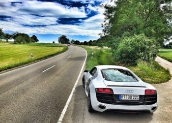 Audi R8 en carretera con campo