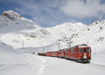 Tren pasando por valle nevado en suiza