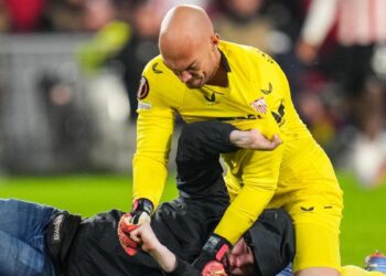 PSV Eindhoven suspende por 40 años a hincha que invadió el terreno de juego para atacar a jugador contrario