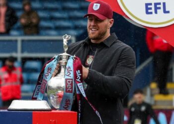 La ex estrella de la NFL JJ Watt celebra un pub con fanáticos de Burnley después de que el club ganó el ascenso de la Premier League