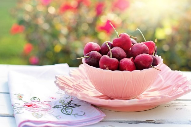 Cerezas en bol rosa