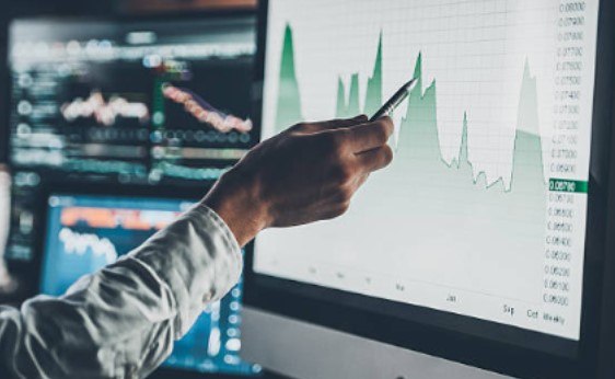 Persona señalando con boligrafo lineas financieras