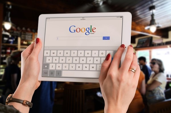 Tablet con buscador de google abierto