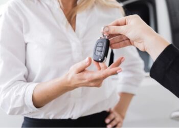 Mujer recibiendo llaves de coche