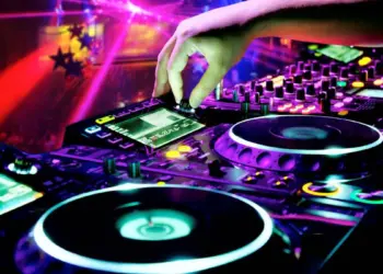 Cómo Descubrir a los Mejores DJs en Vivo en Español
