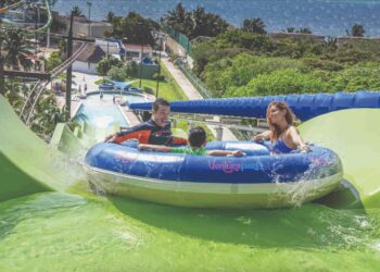 Familia en flotador de ventura park
